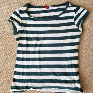 Hunter green and white short sleeve t-shirt